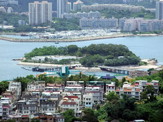 Tai Lei beside Peng Chau