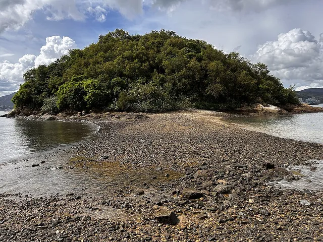 Cheung Sok and its tidal tombolo