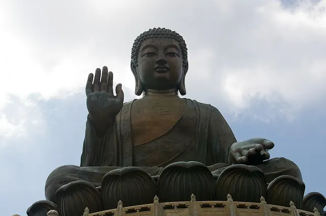 Der Tian-Tan-Buddha von unten gesehen