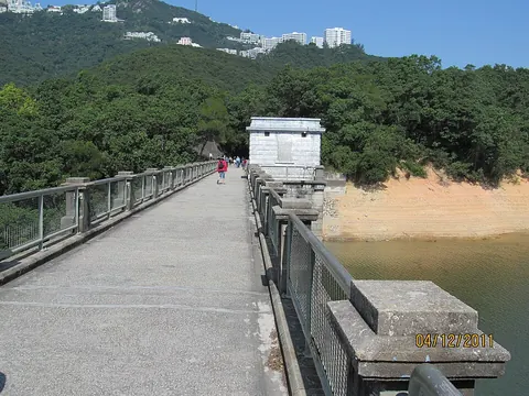 Aberdeen Upper Reservoir dam walkway