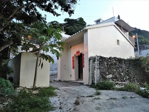 Entrance gate of Kei Ling Ha Lo Wai, where the walk ends